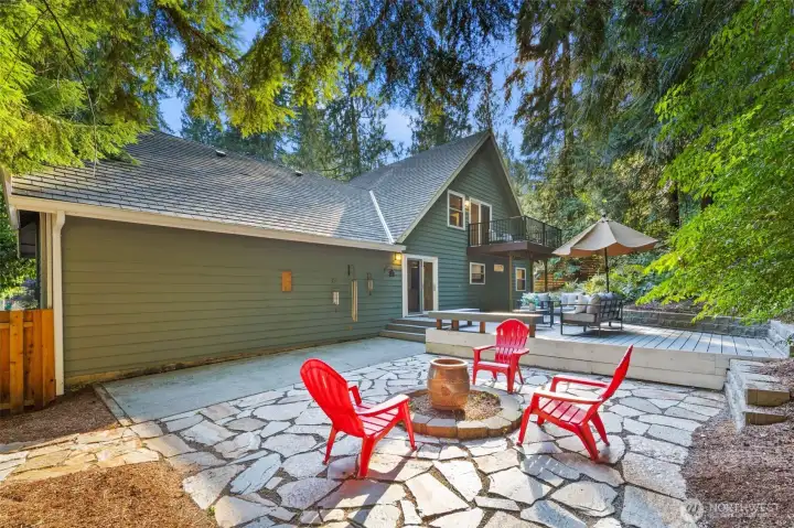 The home’s tranquil sage-green exterior blends beautifully into the surrounding evergreens, creating a harmonious connection with the natural landscape. From the backyard, the house feels like an extension of the forest, offering a peaceful retreat right at home.