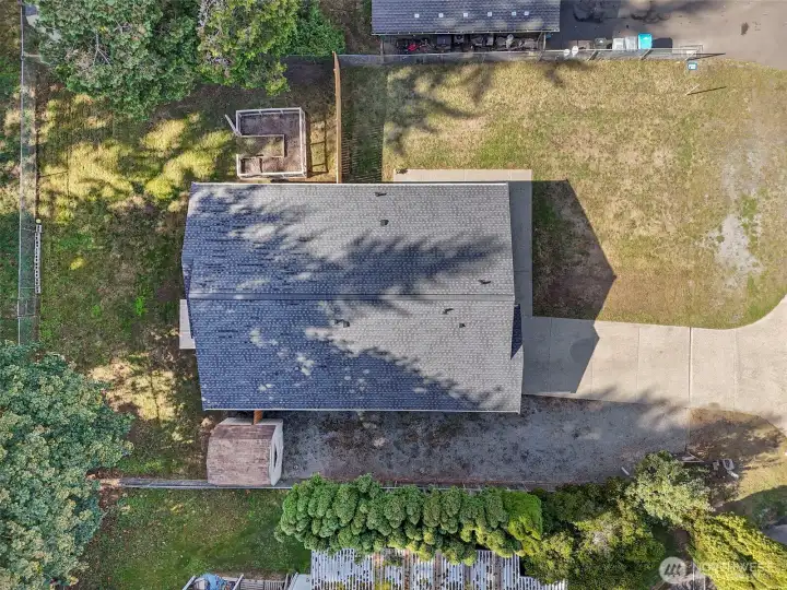 The brand-new composition roof ensures worry-free living with long-lasting quality and curb appeal.