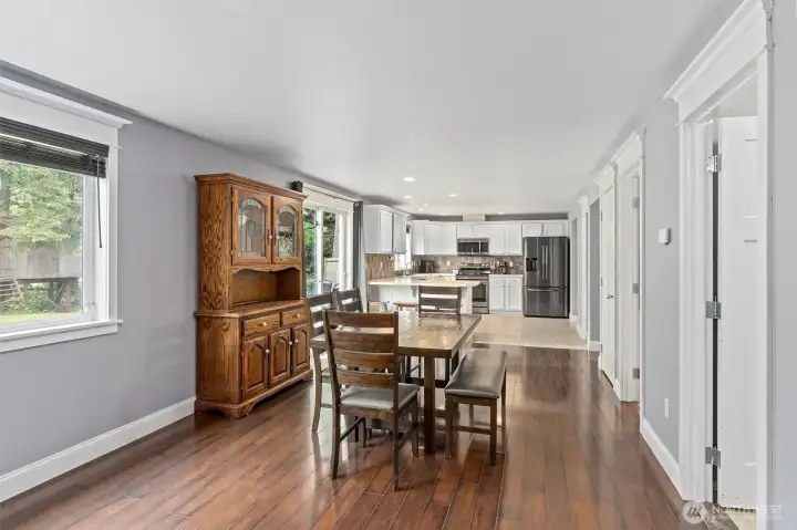 Flexible dining and family room