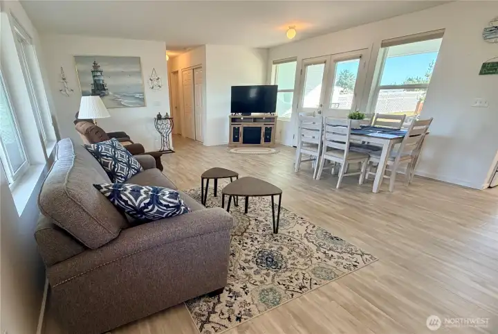 Spacious living room with lots of light and view of the canal
