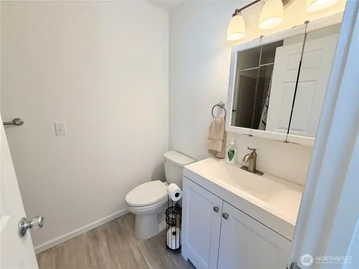 Primary ensuite bathroom w/shower