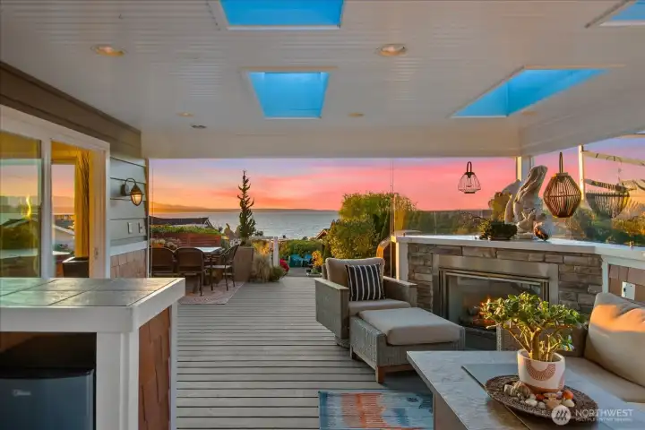 Fabulous outdoor lounge with fireplace, bar and a TV!