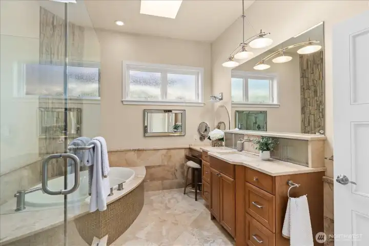 Another view of the primary bath en-suite
