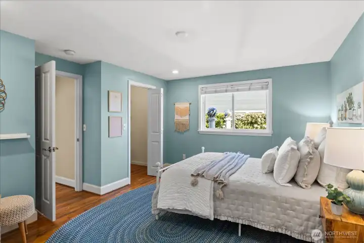 2nd primary bedroom with en-suite 3/4 bath