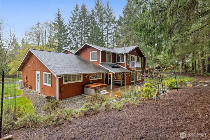 Beautiful backyard perfect for relaxing or entertaining