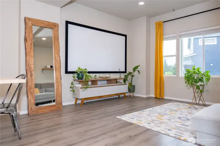 Projector screen does not convey with purchase.