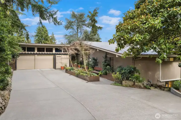 This is a rare diamond of esteemed Pacific Northwest design and extraordinary location — all of Medina's celebrated lifestyle and convenience, in a home as beautifully special as the life you want to live.