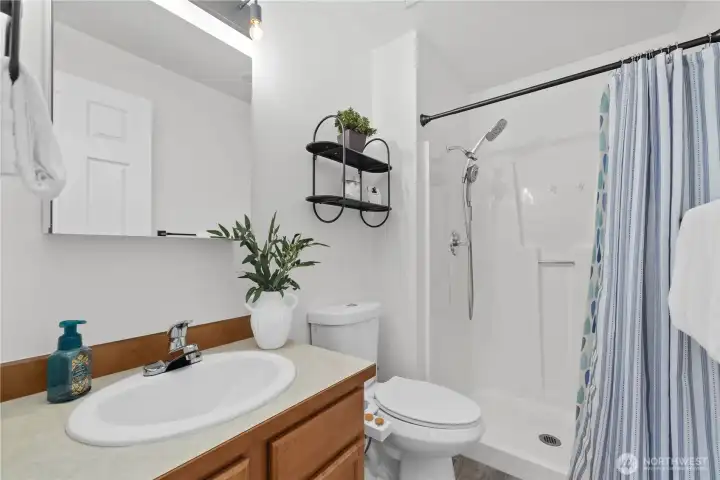 Ensuite bathroom withiin primary bedroom