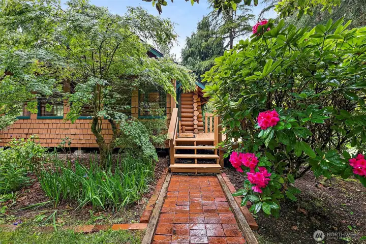 Lovingly cared for retreat! Stunning foliage. Lovingly cared for retreat! Stunning foliage.