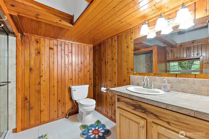 Spacious full bathroom. Spacious full bathroom.