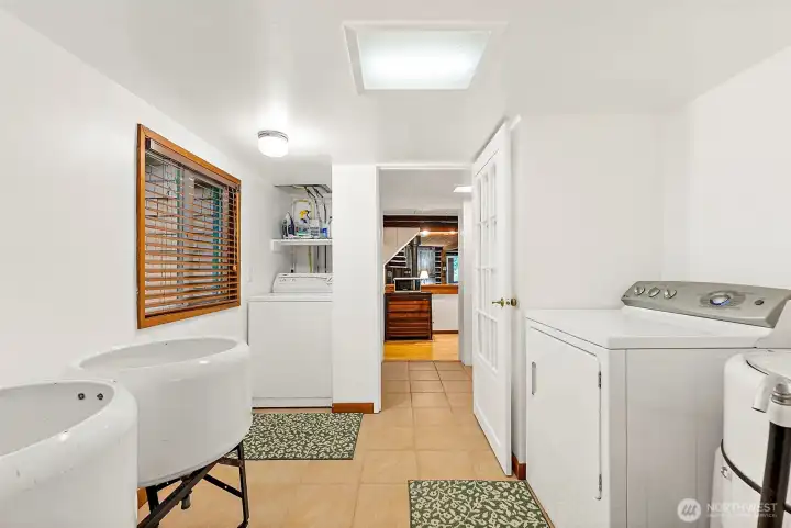 Full sized washer and dryer off the kitchen and main bathroom. Full sized washer and dryer off the kitchen and main bathroom.