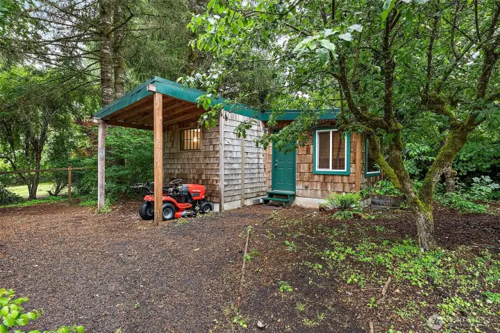 Detached ADU, currently used as a home gym. Has heat, water and electricity. Detached ADU, currently used as a home gym. Has heat, water and electricity.