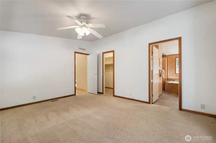 Primary with walk in closet and en suite Primary with walk in closet and en suite