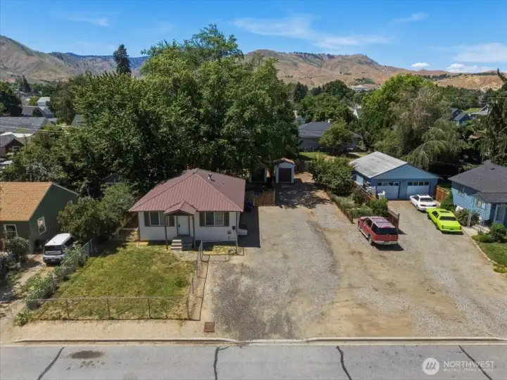 Welcome to 1012 Yale Avenue: A duplex with lots of parking, storage units and close to shopping. Welcome to 1012 Yale Avenue: A duplex with lots of parking, storage units and close to shopping.