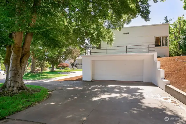 Great Side Home Design | Automated 2 Car Garage Entrance