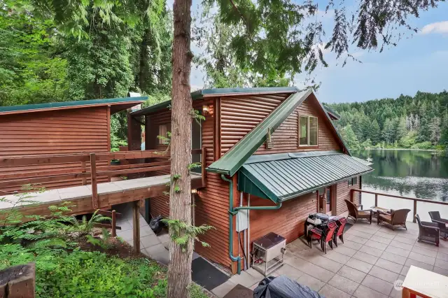 FULL KITCHEN WITH LODGE TABLE AND CHAIRS OVERLOOKING THE LAKE