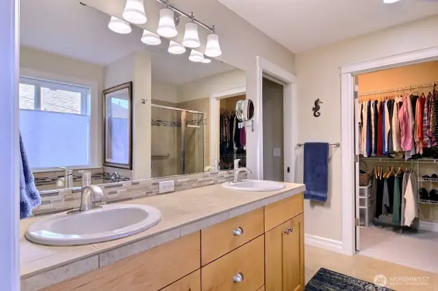 Double vanity in primary bathroom