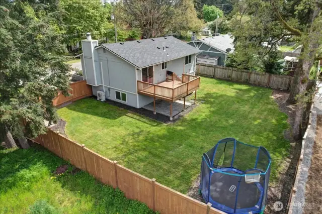Trampoline can stay or go, depending on your wishes. As you can see, most of the fence is newer as well.
