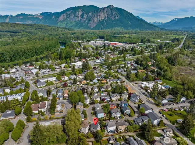 The perfect location!   Note the quiet circular street.   Just a few minute stroll to numerous restaurants and shops!   Walk to dining, shopping, multiple parks, river, etc!    All this, yet just minutes to the freeway and surrounded by endless outdoor adventure opportunities.   it's the perfect location!