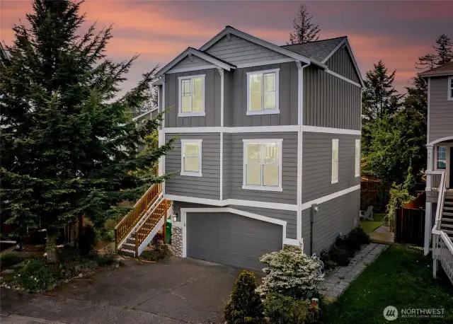 The perfect location!   Walk to shopping, dining, parks & river!