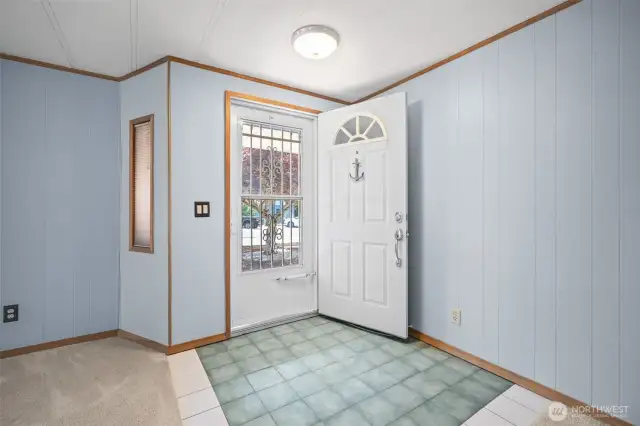 entryway with tile floors and screen door.