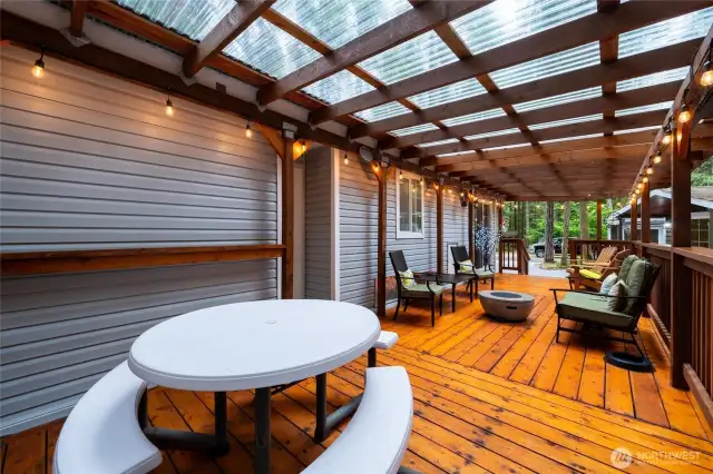 Nicely furnished deck