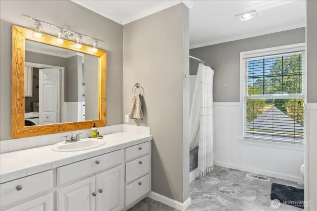 Shared Bathroom upstairs