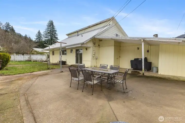 Back patio - door to unfinished sauna in photo