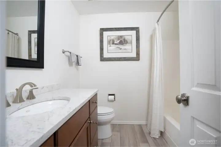 Full guest bath upstairs