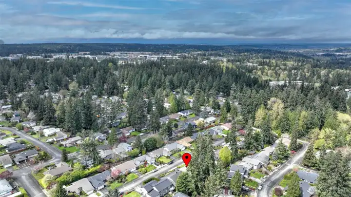 Located minutes from Microsoft and other amenities.