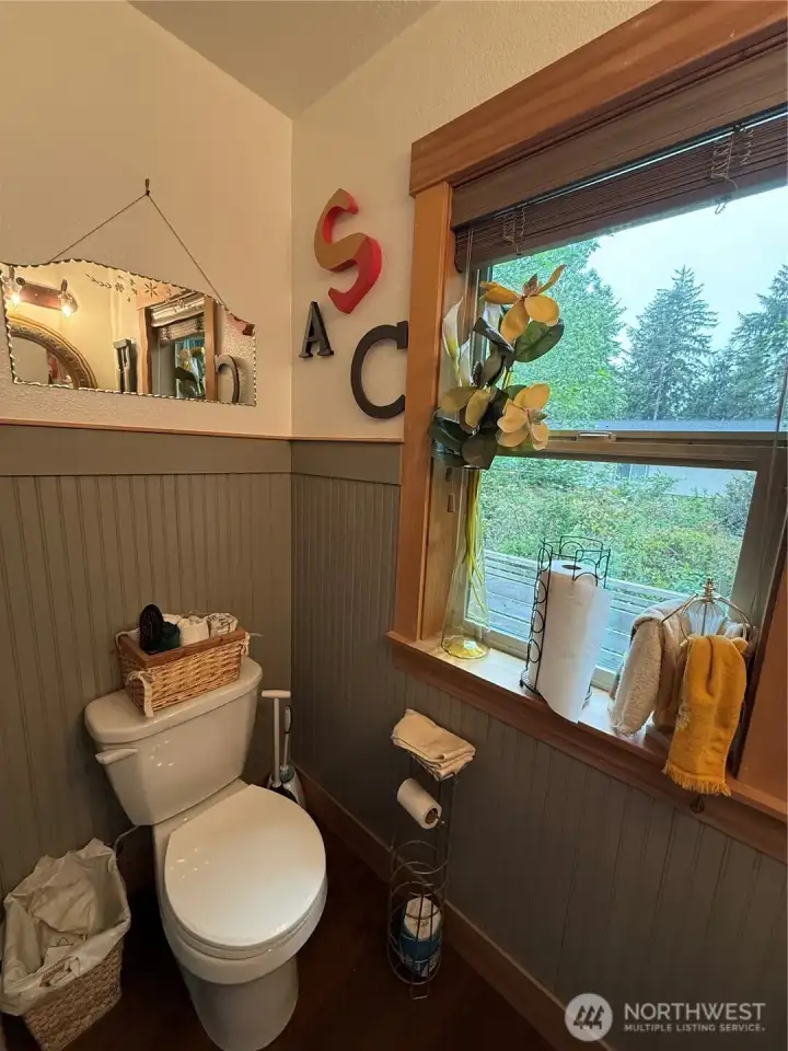 1/2 bath downstairs