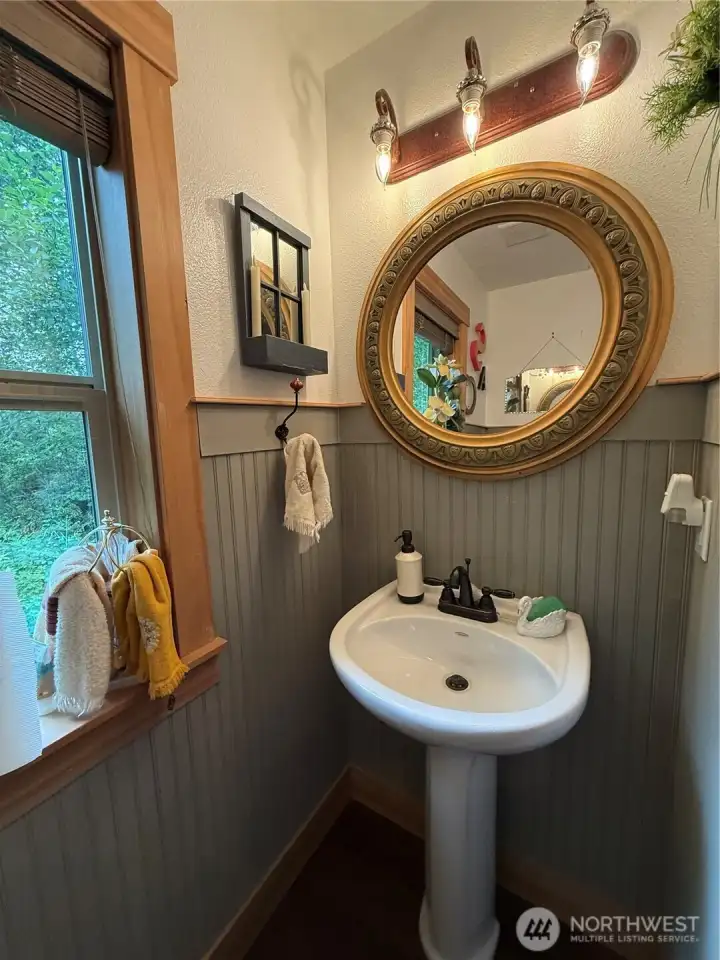 1/2 bath downstairs