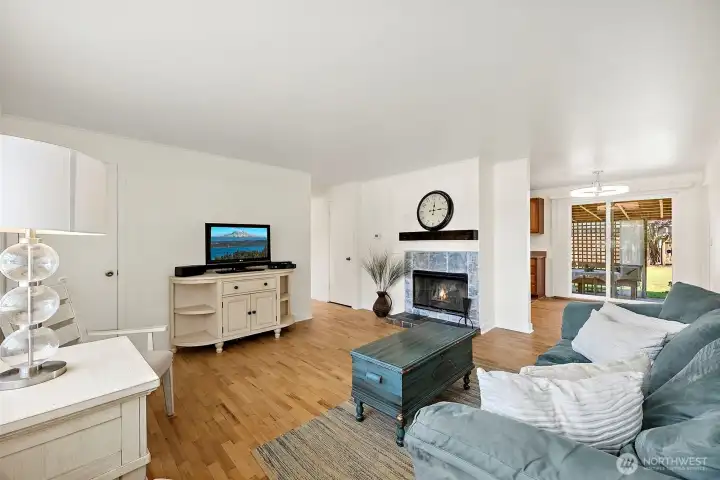 Living room connects to dinning room and kitchen. Living room connects to dinning room and kitchen.