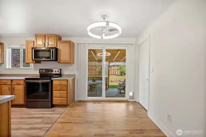 Dinning room opens to back slider and covered patio. Dinning room 7'6" x 9'5". Dinning room opens to back slider and covered patio. Dinning room 7'6" x 9'5".