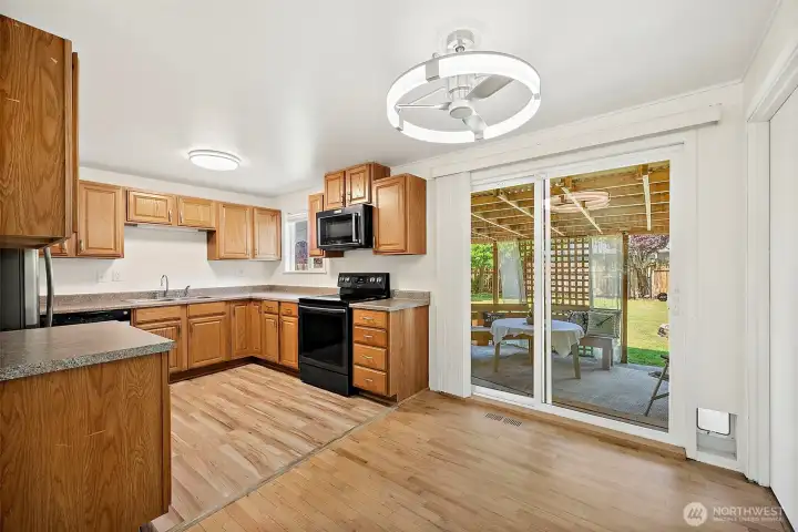 View of dinning room and kitchen. View of dinning room and kitchen.