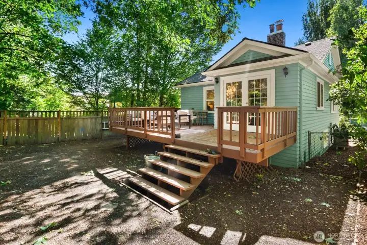 Expansive deck & fully fenced backyard