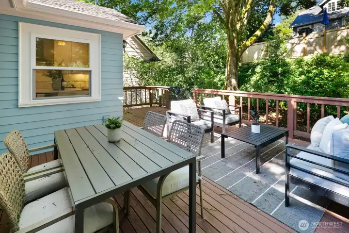 Expansive deck & fully fenced backyard