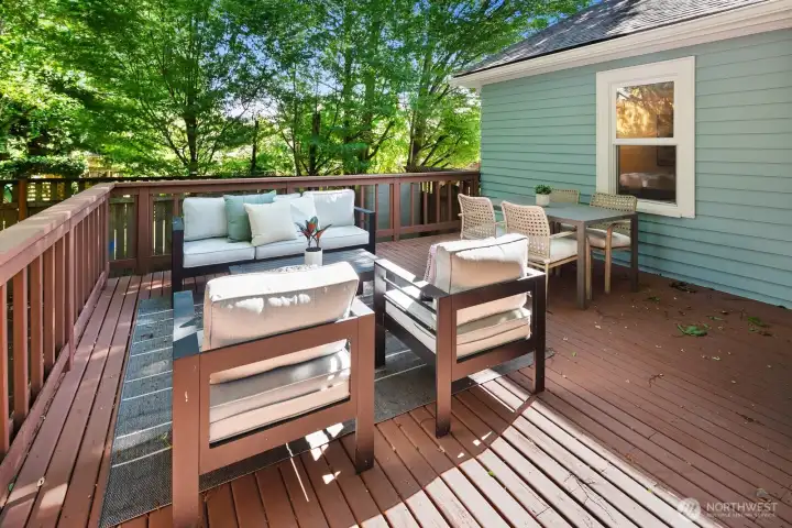 Expansive deck & fully fenced backyard