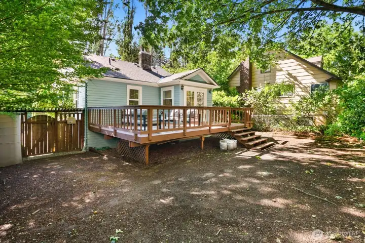 Expansive deck & fully fenced backyard