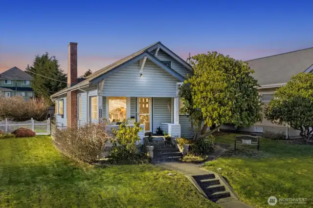 Charming N. Evt. craftsman bungalow.