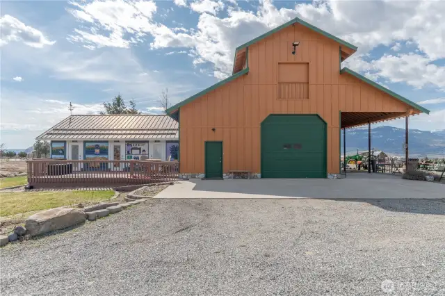 Beautiful Shop and attached studio apartment including country store.