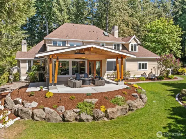 Covered deck with sound system & full kitchen