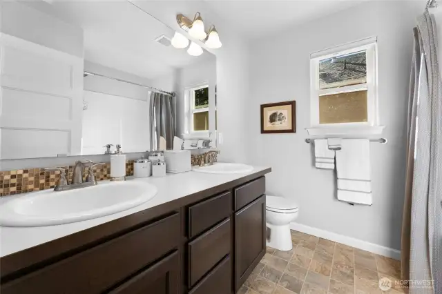 Upstairs Full Hall Bath
