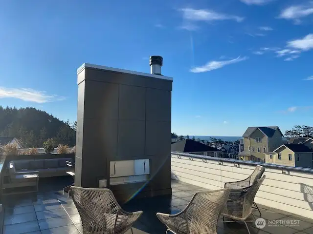 Rooftop deck with fireplace, bbq and ocean views!