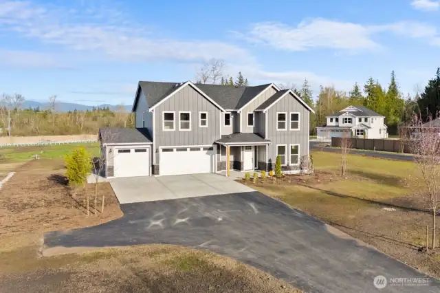 Photographs are for illustrative purposes only. Features, finishes, interior/exterior colors, landscaping and floorplan shown may vary from actual homes built.
