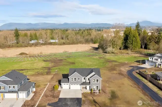 Photographs are for illustrative purposes only. Features, finishes, interior/exterior colors, landscaping and floorplan shown may vary from actual homes built.