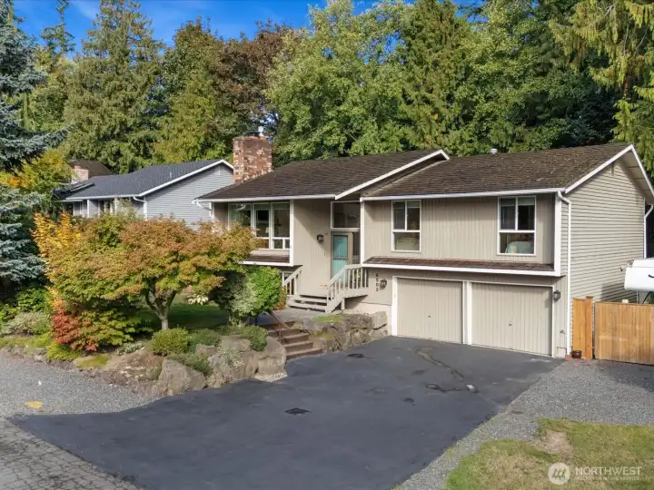 Long Driveway for Extra Parking in Front of Garage