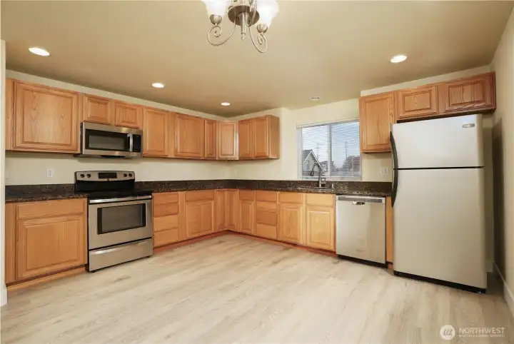 Kitchen w/ full set of stainless steel appliances