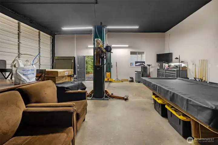 Primary shop area w/car lift