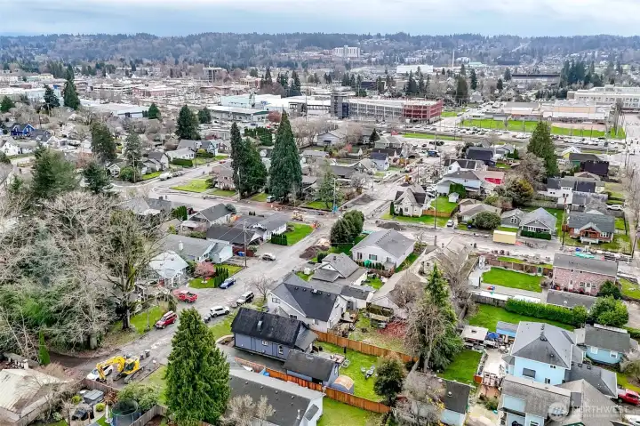 Excellent location! Close to shopping, freeways, downtown bars, coffee shops, restaurants, schools, library & public transit, including the Sounder Station. Commuters dream!
